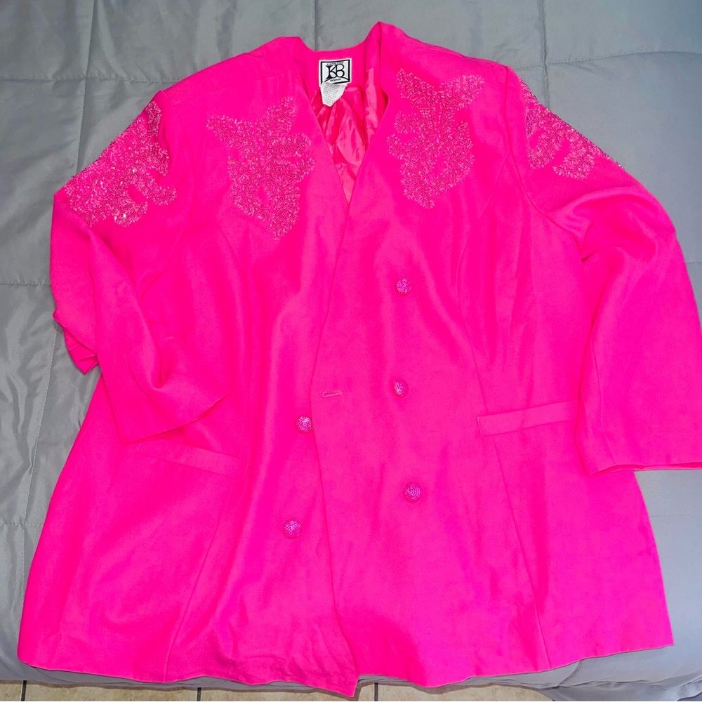 Blazer Rosado intenso 💕( KATHERINE BISHOP) 100% polyester made in china